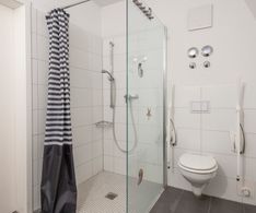 badezimmer-dusche-toilette-zimmer-villa-olga-groemitz