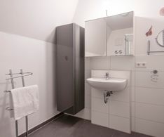 zimmer-badezimmer-waschbecken-villa-olga-groemitz